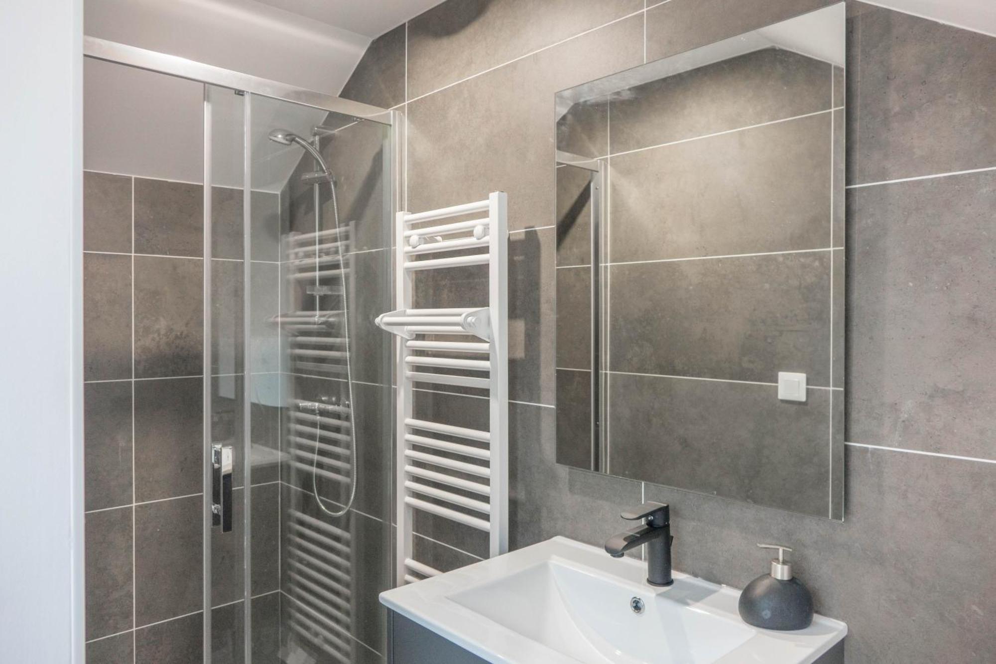 Beau Quartier Et Central, Maison Spacieuse Avec Cour, 3 Chambres, 3 Salles De Bains A 10 Min A Pied De La Gare Orleans Exterior photo